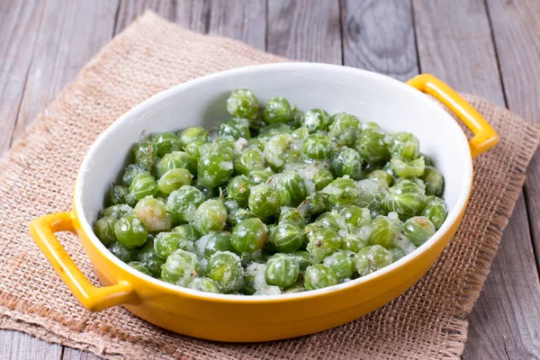 Gooseberry in ceramic form — Stock Photo, Image