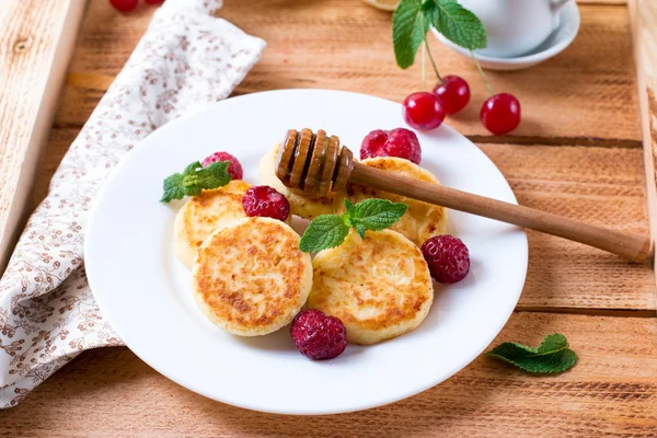 Hüttenkäse-Pfannkuchen mit Honig im Hintergrund — Stockfoto