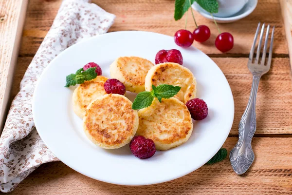 Syrniki (Cottage cheese pancakes) traditional Ukrainian and Russian cuisine — Stock Photo, Image