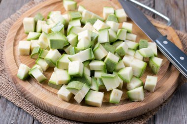 ahşap tahta üzerinde kıyılmış kemik iliği