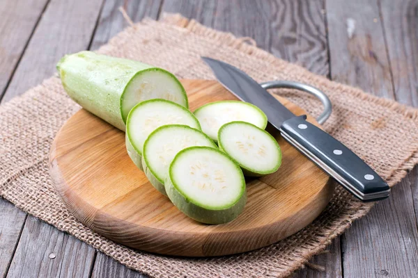 Zucchine fresche affettate su tavola di legno — Foto Stock