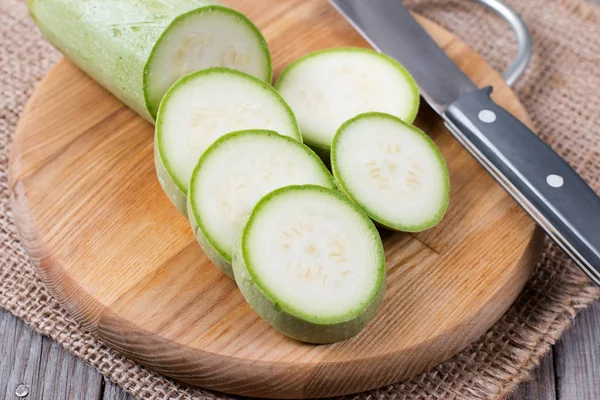 Zucchine affettate su un tagliere di legno — Foto Stock