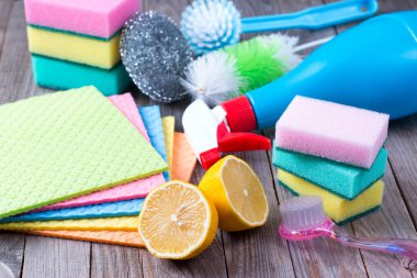 Çevre dostu doğal temizleyiciler, limon ve ahşap masa üzerine kumaş