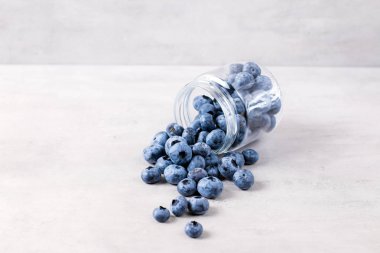 Beyaz ahşap masa üzerinde yaban mersini