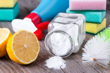 Çevre dostu doğal temizleyiciler. Kabartma tozu, tuz, limon ve kumaş