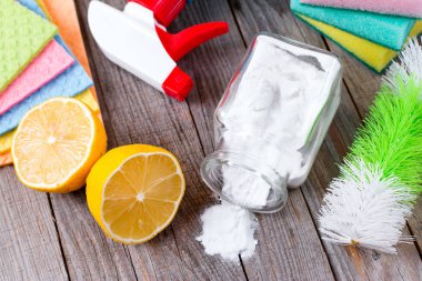 Ahşap arka plan üzerinde limonlu soda pişirme