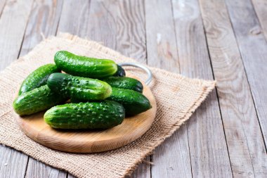 Bir kesme tahtası üzerinde taze genç salatalık