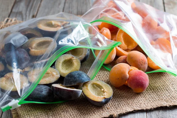 Ciruelas y albaricoques congelados en una bolsa — Foto de Stock