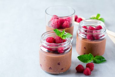 Çikolata mousse ile taze Ahududu ve nane cam kavanozda