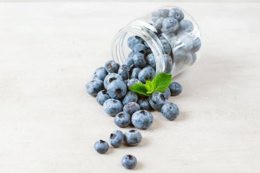 Beyaz ahşap masa üzerinde yaban mersini