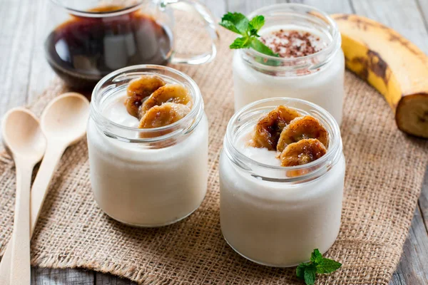 Taze muz yoğurt, sağlıklı kahvaltı için lezzetli tatlı