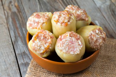 Bir kase çiğ dolma biber