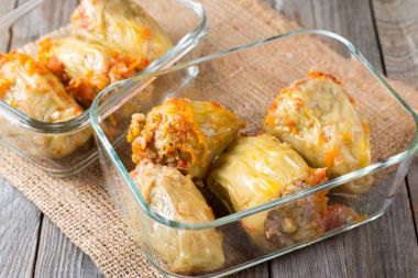 Dolma biber bir kap içinde. Gıda yanınıza alın