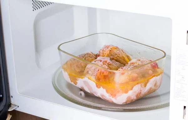 Comida congelada en el microondas — Foto de Stock