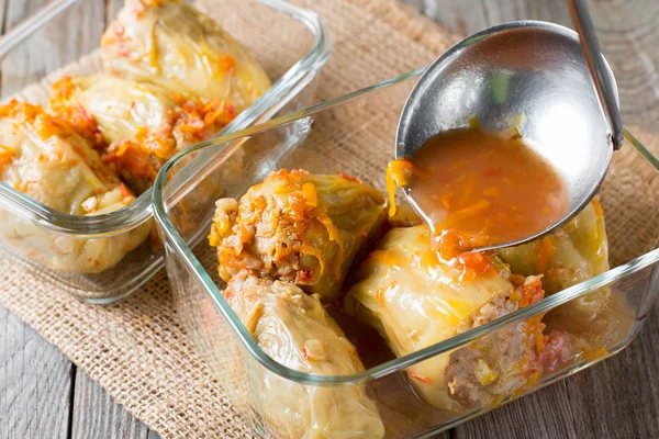 Biber içeren kapsayıcı kıyma, domates, maydanoz, soğan, ric ile dolu