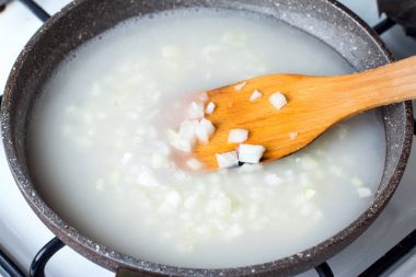 Bir tavada yağda doğranmış soğan