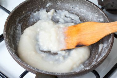 Beşamel sos bir tavada hazırlanması