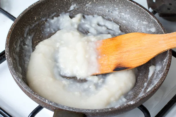 Подготовка соуса бешамель в сковороде — стоковое фото