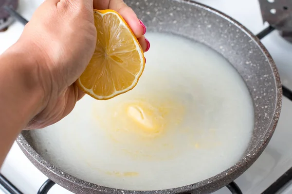 Подготовка соуса бешамель. Лимонный сок в соусе — стоковое фото
