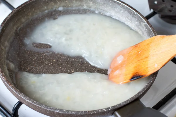 Molho branco em uma panela de ato de fritar — Fotografia de Stock
