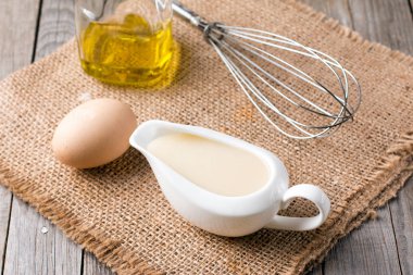 Homamade mayonez yumurta ve yağ şişe