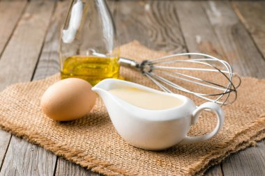 Eski ahşap masa taze ev yapımı mayonez