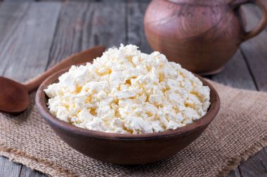 bir ahşap kase taze peynir