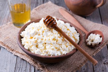 Bal ile taze peynir