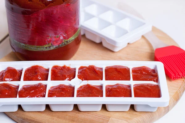 Cubi di succo di pomodoro congelati — Foto Stock