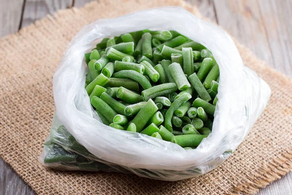 Haricots asperges congelées sur un fond en bois — Photo