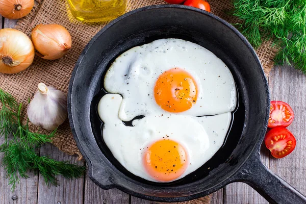 Жареные яйца. Закрыть вид на жареное яйцо на сковороде — стоковое фото