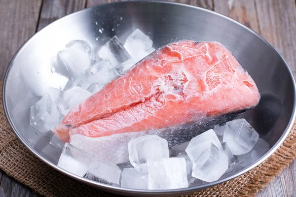 Una fetta di pesce su ghiaccio, pesce rosso - salmone — Foto Stock