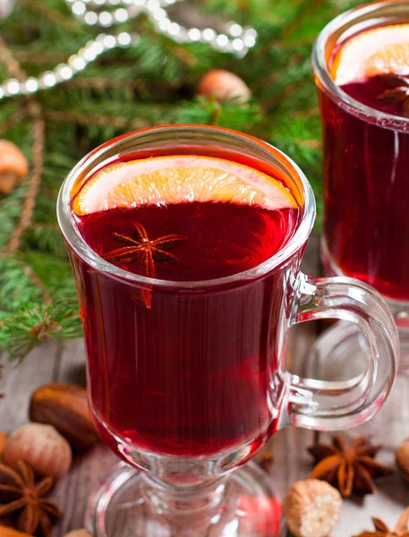Noel sıcak şarap ve tarçın kakule ve ahşap arka planda anason.