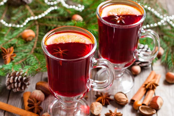 Noel mulled şarap ahşap arka plan üzerinde