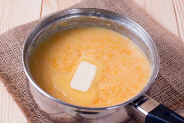 Tereyağı bir dilim kabak püresi yemek