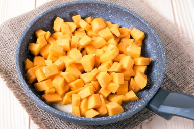 Bir tavada kabak küpleri