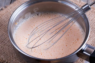 Bir tencerede sütlü balkabağı hazırlanması