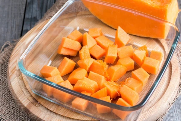 Gewürfelter Butternut-Kürbis im Glasbehälter — Stockfoto