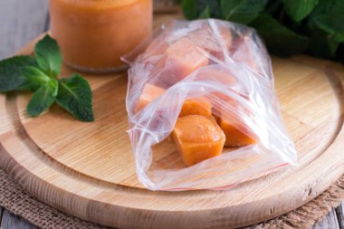 Küpleri bir plastik torba içinde donmuş meyve