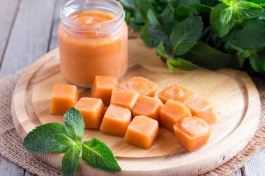 Bir ahşap tahta küpleri dondurulmuş meyve