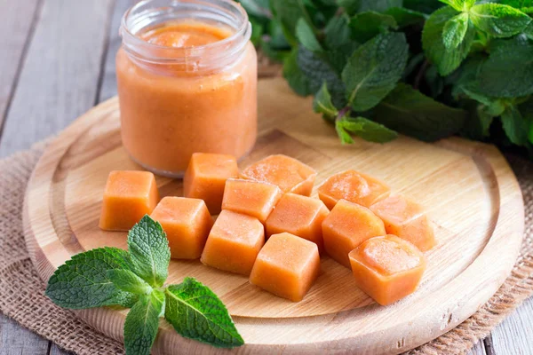 Bir ahşap tahta küpleri dondurulmuş meyve