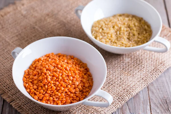 Lenticchie e bulgur in una ciotola bianca — Foto Stock