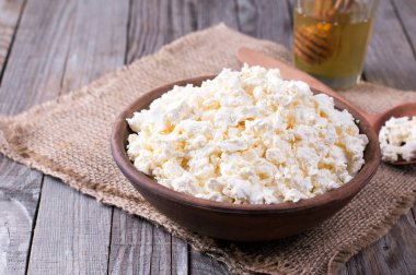 ahşap bir masa üzerinde bir kase taze peynir