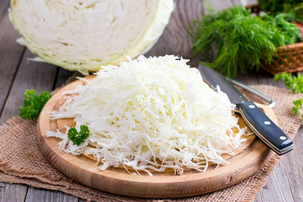 Pieces of white cabbage on a cutting board — Stock Photo, Image