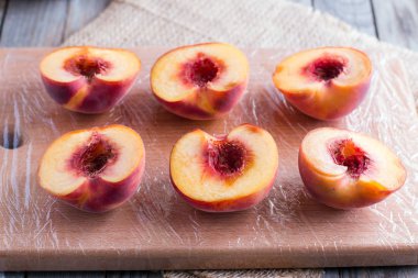 Izgara yapmak için yarım şeftali kesme şeftali