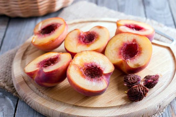 Half peaches on a cutting board — Stock Photo, Image