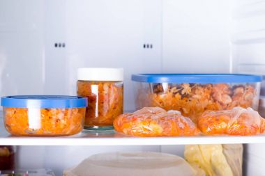 Buzdolabında kaplarda yemek