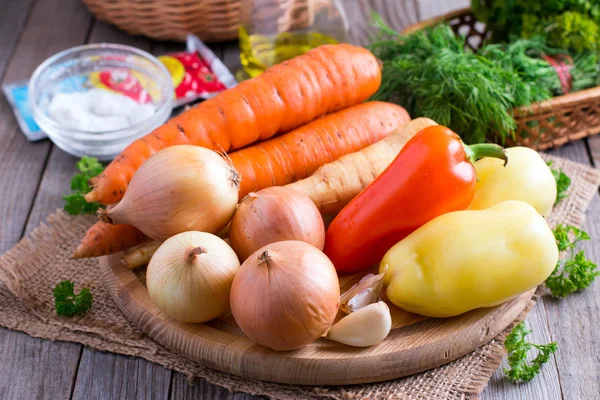 Овощи на разделочной доске. Лук, морковь, пастернак, перец, чеснок — стоковое фото