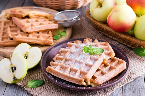 Gofres de manzana para el desayuno — Foto de Stock