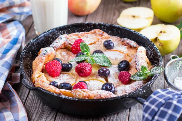 Crêpe hollandaise pour bébé avec pomme et cannelle et myrtille fraîche — Photo